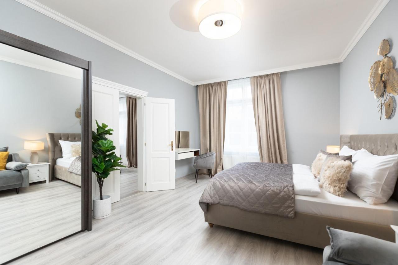 Luxury Central 150M2 Apartment On Wencelas Square With Private Garage Prag Exterior foto